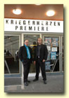 Lars Gatting und Rainer ZIPP Fränzen unter dem Billboard